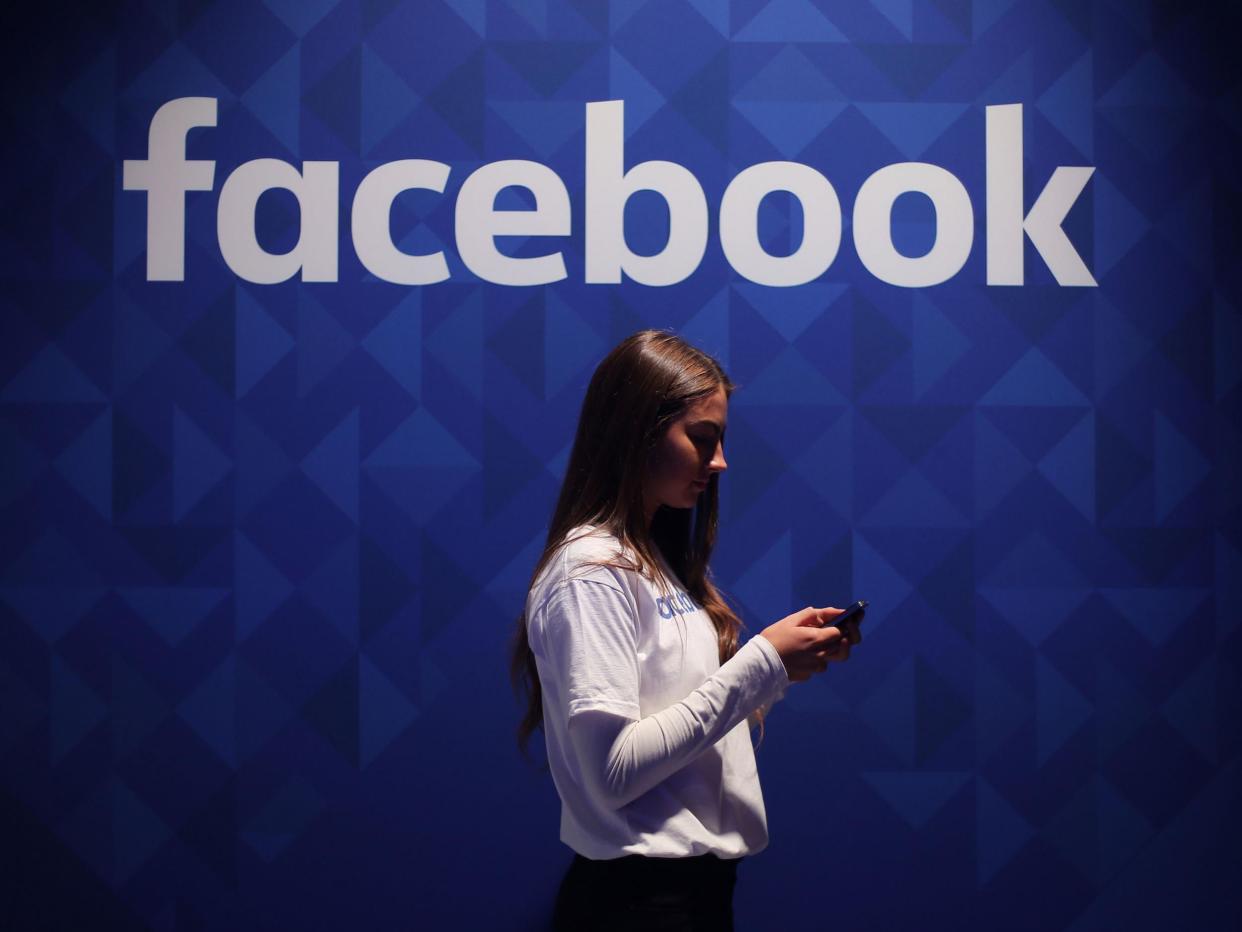 <p>Tras la prohibición de Donald Trump de Facebook , la empresa de redes sociales les ha dicho a sus empleados que no usen ropa de la marca Facebook en público</p> (PA)