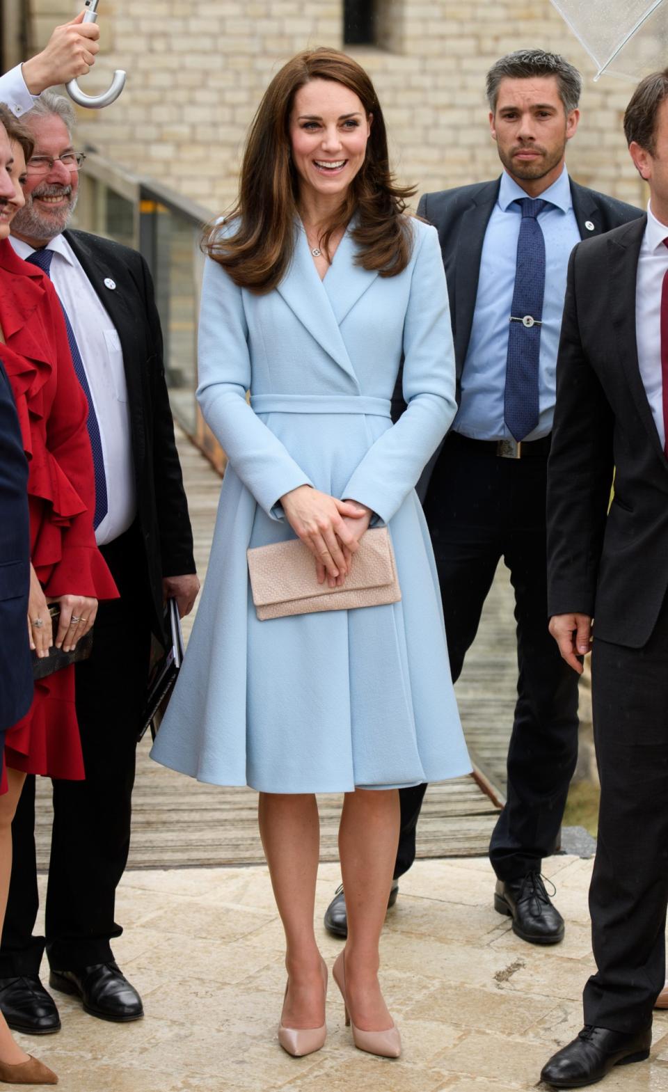 <p>Im Rahmen von Großbritanniens Brexit-Strategie machte Kate einen Solo-Ausflug nach Luxemburg. Die Herzogin wählte ein blassblaues Mantelkleid von Emilia Wickstead mit Faltenrock und breitem Kragen. Wie üblich vervollständigte sie den Look mit Nude-Heels und einer passenden Clutch. (Bild: PA) </p>