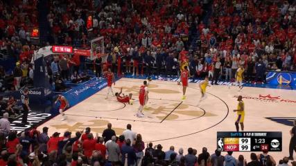Anthony Davis slams home the alley-oop