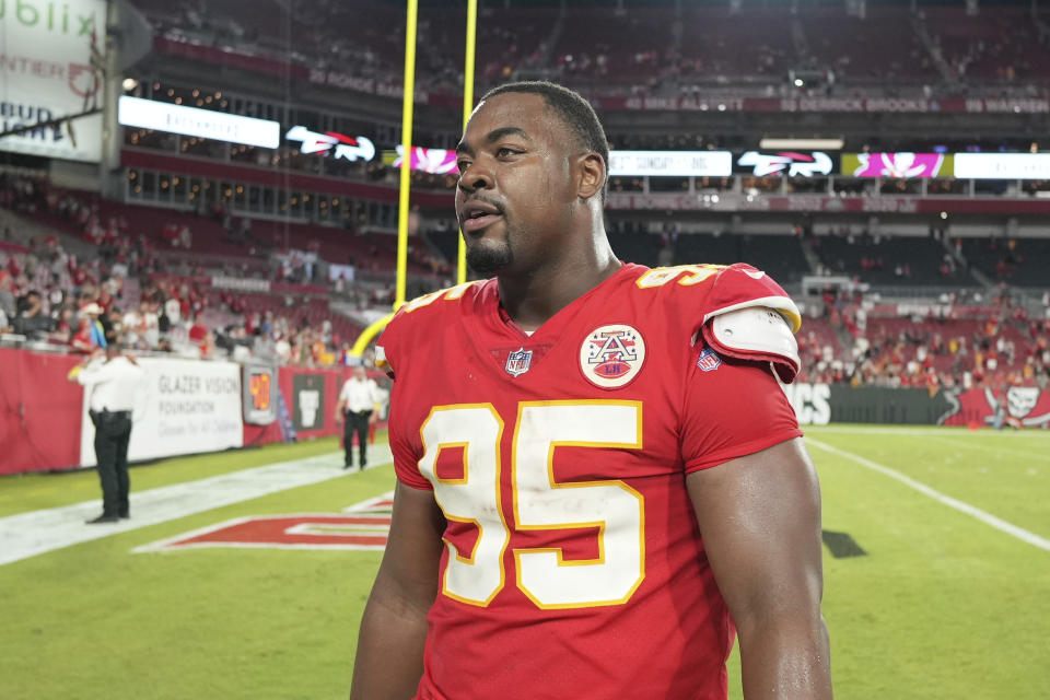 L'estremità difensiva dei Kansas City Chiefs Chris Jones (95) commette fallo su una chiamata del passante dalla parte sbagliata.  (Peter Johnlead tramite AP)