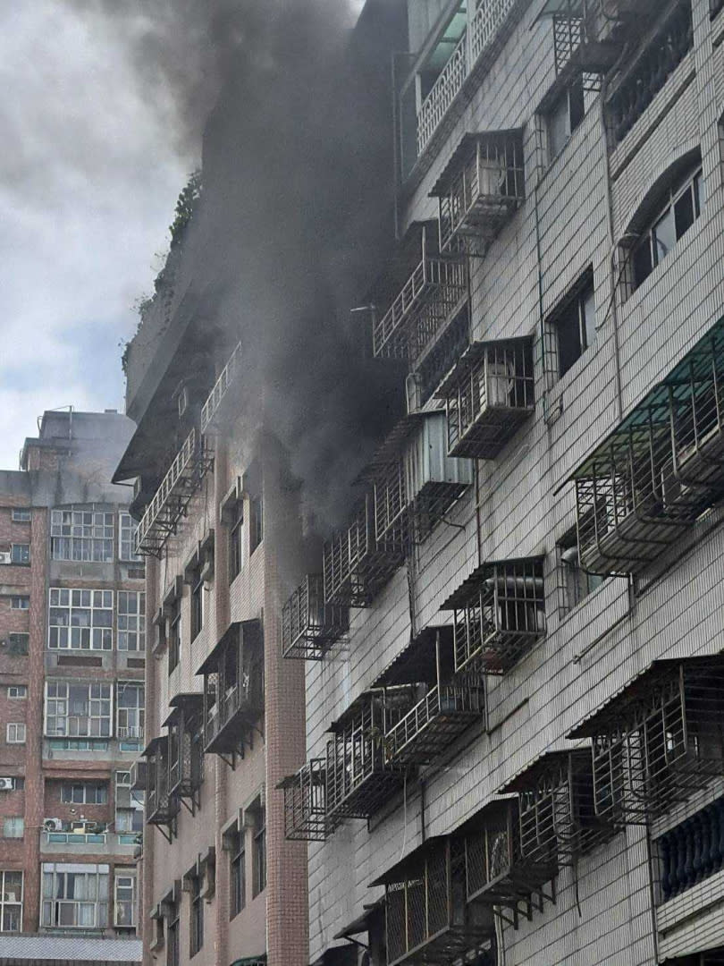 新北市樹林區一棟住宅今日下午發生火警，3名傷者被送醫治療，起火原因待查。（圖／翻攝畫面）