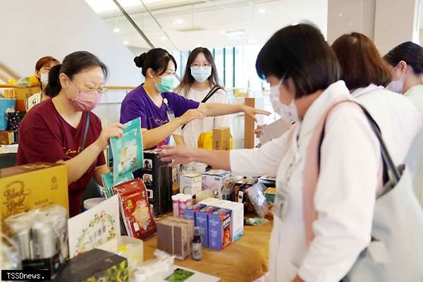 員林基督教醫院在一樓大廳舉辦員基義起‧友癌同行愛心義賣會活動。<br /><br />（記者方一成攝）