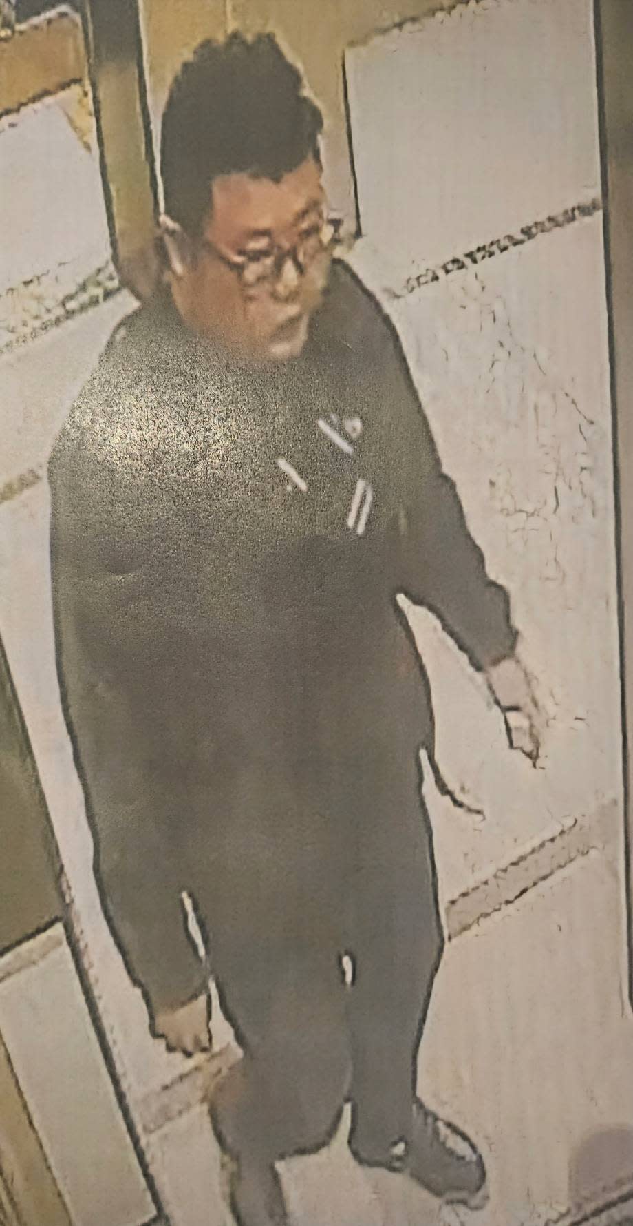 警方追查發現，黑衣眼鏡男在20231130 日13時32分現身台南三信，用第三者的戶頭將被盜的1000萬元支票存入。