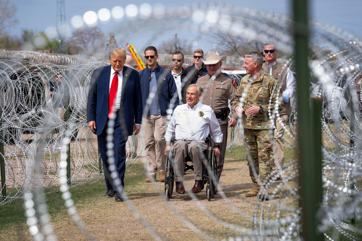 El expresidente Donald Trump y el gobernador de Texas, Greg Abbott, han calificado a los migrantes como masas invasoras. (Doug Mills/The New York Times)