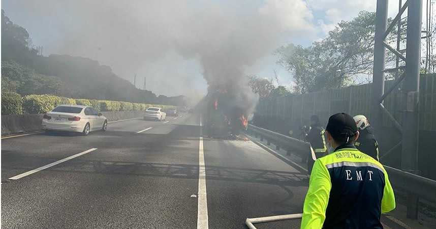 國道1號基隆客運發生火燒車事故。（圖／民眾提供）