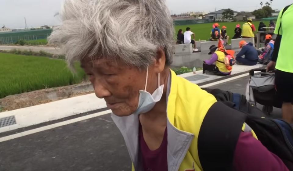 88歲阿嬤為徒步進香9年。（圖／翻攝自 白沙屯媽祖網路電視台 Youtube）