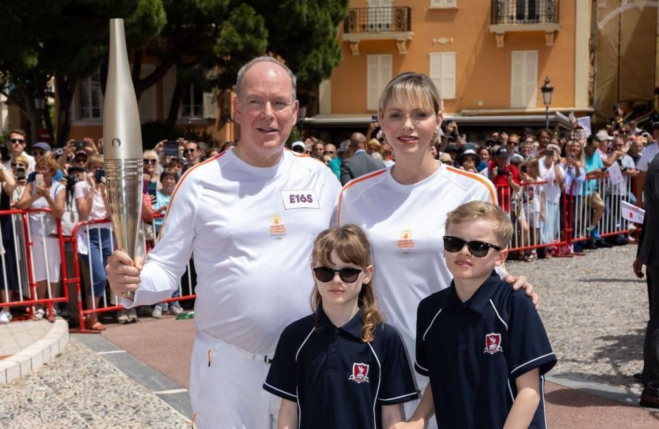 Charlène et Albert portent la flamme olympique à Monaco entourés de Jacques et Gabriella