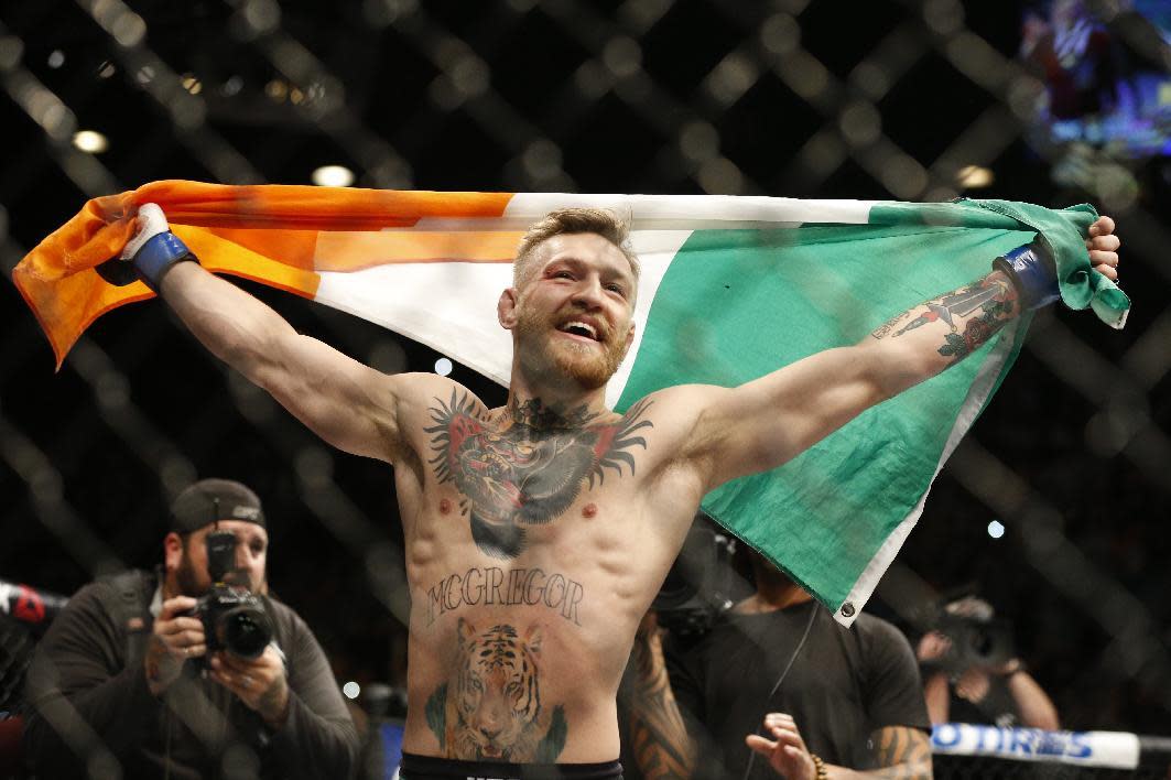 Conor McGregor reacciona tras derrotar a Jose Aldo durante una pelea por el título de peso pluma de artes marciales mistas en UFC 194, el 12 de diciembre de 2015, en Las Vegas. (Foto AP/John Locher)