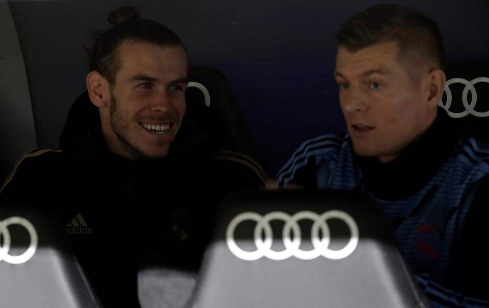 MADRID, SPAIN - NOVEMBER 23 : Gareth Bale (L) and Toni Kroos (R) of Real Madrid chat at substitutes' bench during the Spanish league (La Liga) football match between Real Madrid CF and Real Sociedad at the Santiago Bernabeu Stadium in Madrid, Spain on November 23, 2019.  (Photo by Burak Akbulut/Anadolu Agency via Getty Images)