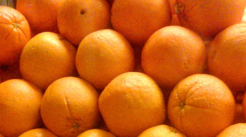 Oranges contain valuable antioxidants and are high in fiber and beneficial vitamins such as Vitamin C.