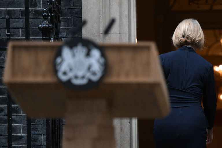 La primera ministra británica, Liz Truss, entra en el número 10 de Downing Street, en el centro de Londres, el 20 de octubre de 2022, tras una declaración para anunciar su dimisión. 