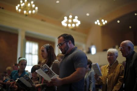 Parishioners take part in a church service at Wilshire Baptist Church in Dallas, Texas, October 5, 2014. REUTERS/Jim Young