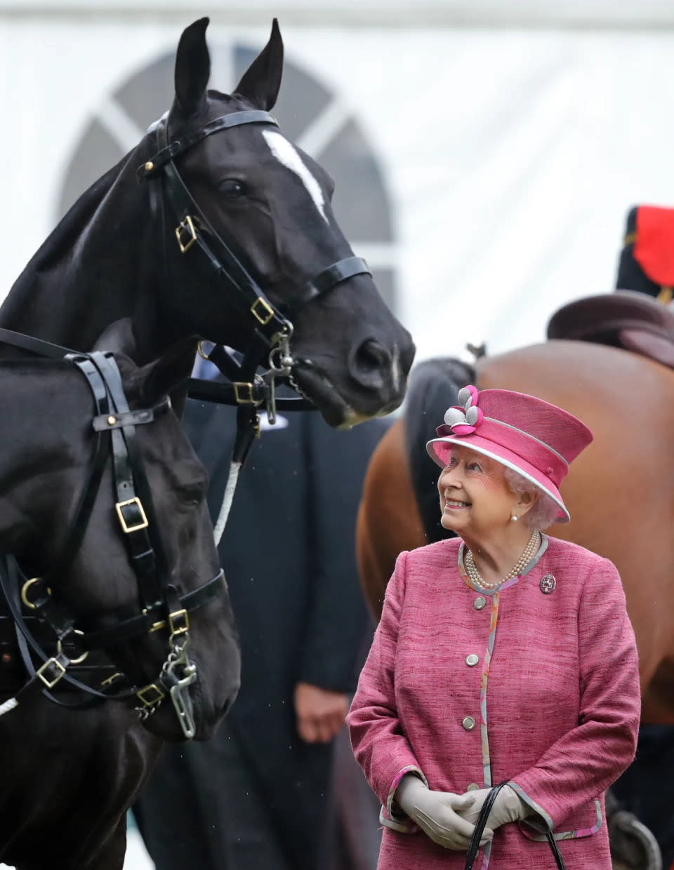 Königin Elizabeth II. begutachtet die King's Troop Royal Horse Artillery während ihrer Parade zu ihrem 70. Jubiläum im Hyde Park 2017 in London. (Getty Images)