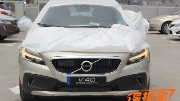 Volvo V40 Cross Country facelift revealed through new images