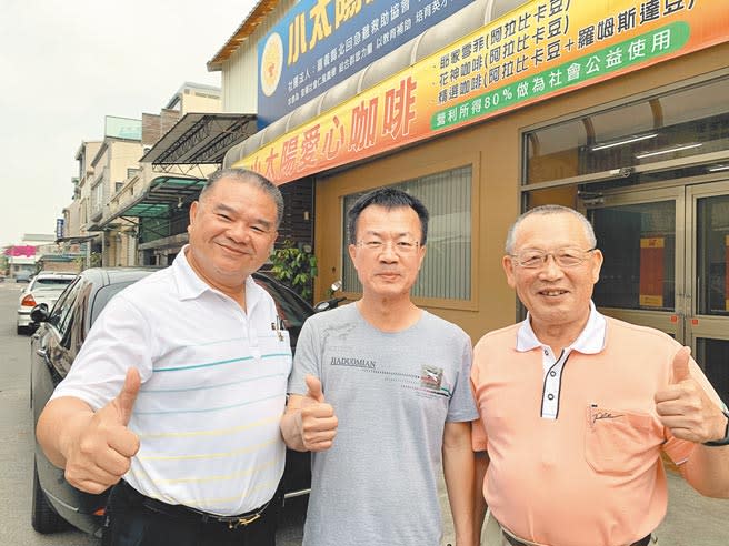 「拖把大王」林銘賢（左起）、陳振東除了開小太陽愛心餐廳回饋社會外，更與北回急難救助協會總幹事翁孟志（右）一起擴大行善的能量。（呂妍庭攝）