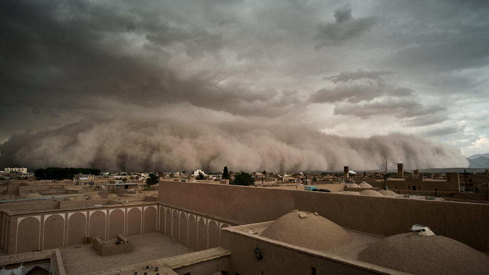 <p>Ein Sandsturm von gewaltigem Ausmaß rollt auf die iranische Stadt Yazd zu. Ganz Persien wird im Frühjahr immer wieder von diesen Wetterphänomenen heimgesucht. (Bild: Matthias Schmidt/Reuters) </p>