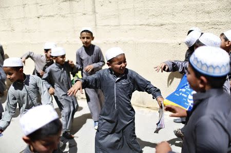 Iraqi Shi'ite students play at an Islamic school in Sadr City in Baghdad in this May 5, 2014 file photo. REUTERS/Ahmed Jadallah/Files