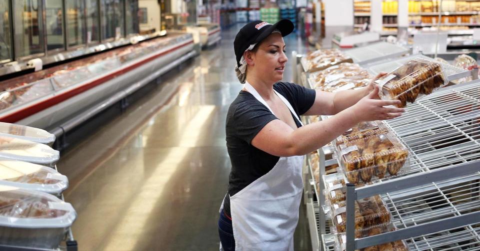 Trabajadora de una tienda de Costco Wholesale. Luke Sharrett | Bloomberg | Getty Images.