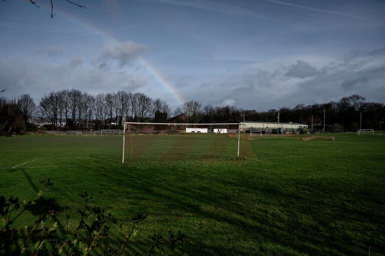 El Olive Grove Sports Club, sede de uno de los campos de fútbol originales de la zona, en Sheffield, Inglaterra, el 6 de febrero de 2024. La ciudad inglesa dice haber sido cuna de la primera cultura futbolística del mundo. Esa puede ser la clave de su futuro.  (Mary Turner/The New York Times)