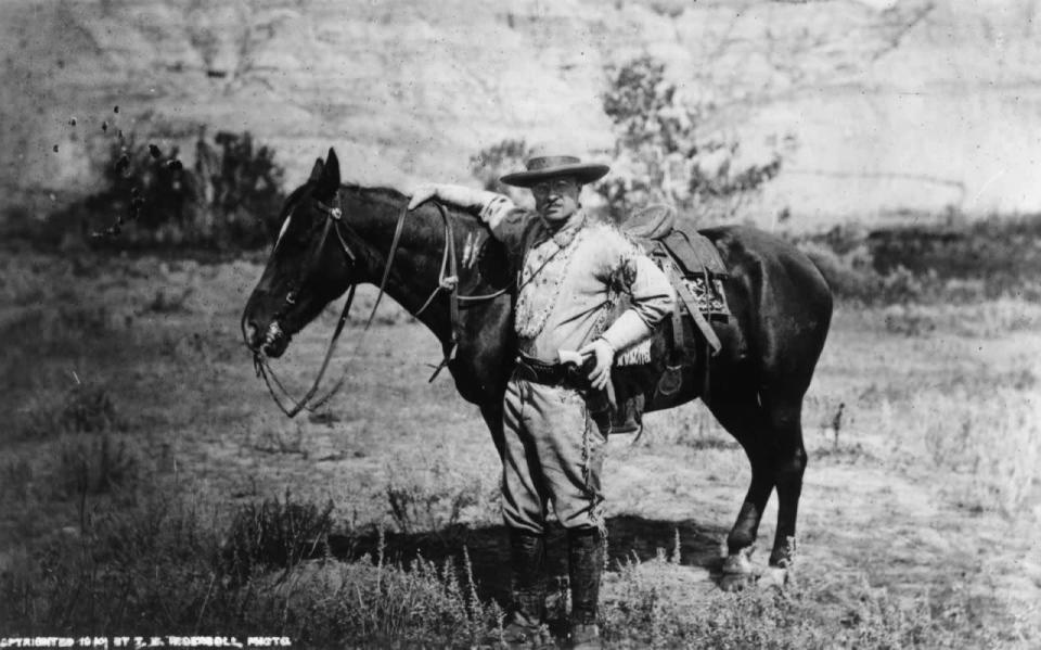 Los hijos de Teddy Roosevelt Los niños de Teddy Roosevelt se empeñaron en meter en la Casa Blanca un pony. Aunque el equino no duró mucho dentro de la mansión, al parecer llegaron a meterlo hasta en el ascensor. Dicen que Teddy era una jinete avezado y que un pony no era suficiente para él.