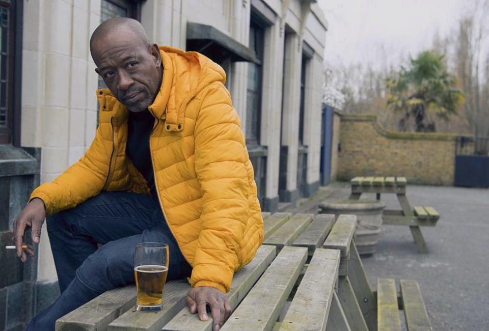 Lennie James ist Serien-Fans längst bekannt, mit "Save Me" etabliert er sich als Hauptdarsteller und Serienschöpfer. (Bild: Sky)