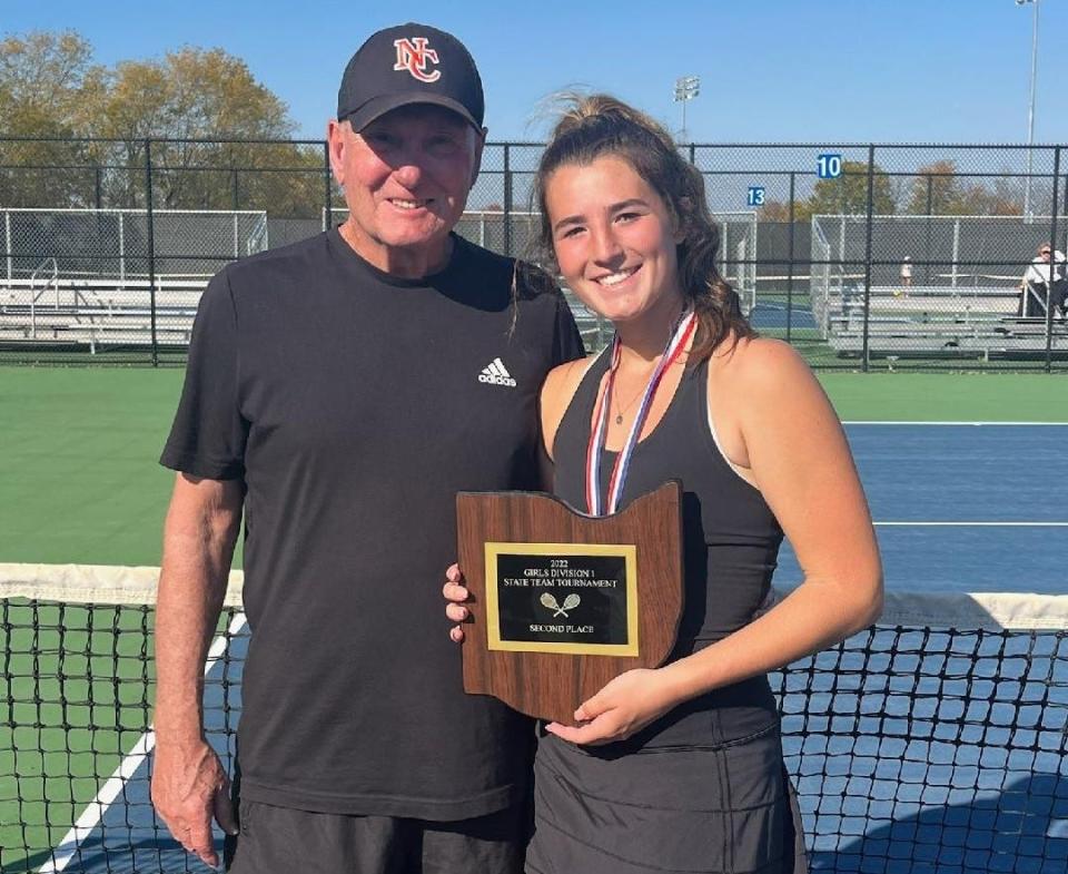 Tess Bucher, posando para una foto junto al entrenador en jefe de tenis de Hoover, Ryan Shaffer, es una de las 40 niñas nombradas All-American 2023 por la National High School Tennis All-American Foundation.