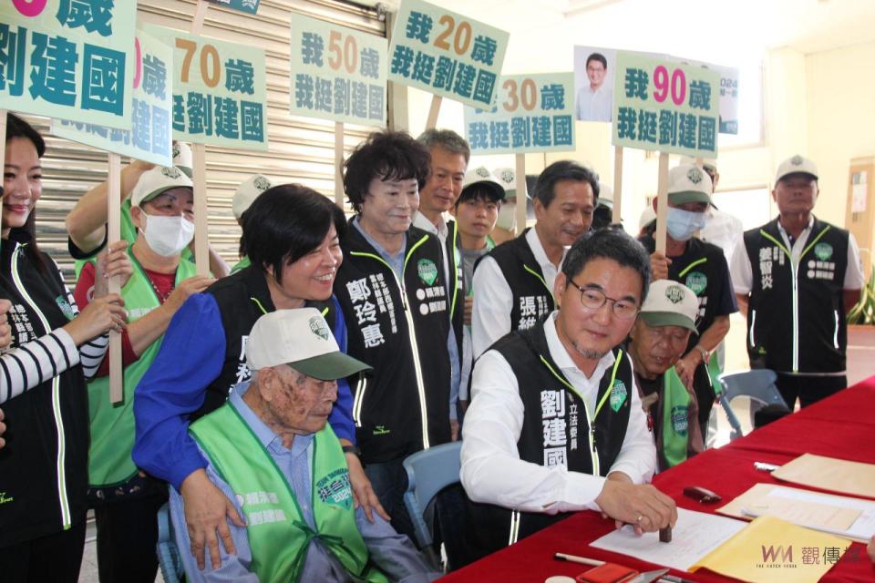 ▲雲林縣第2選區（山線）挑戰5連霸的立委參選人劉建國，由高齡103歲的支持者吳福壽阿公等陪同完成參選登記。（圖/記者簡勇鵬攝.2023.11.21.）劉建國指出，他沒有家族政治背景，今天登記也沒有政治家族成員陪同，但有全世代從20歲到100歲支持者陪同，相信這是鄉親對他在立委任期內表現的肯定，他來自弱勢家庭，小時候要騎車到廟宇、各慈善協會去載米、油等生活物資，所以從政以來對弱勢照顧、福利特別重視。