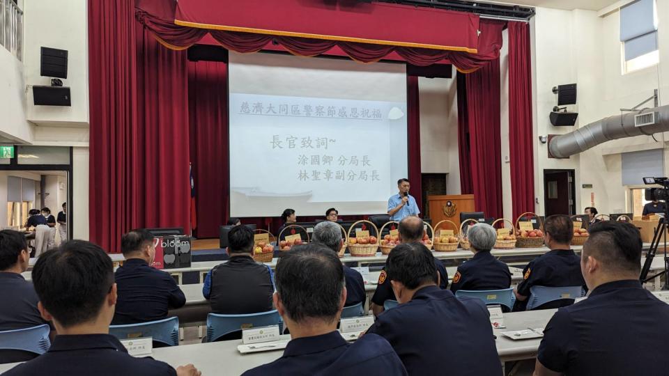 大同分局長涂國卿致詞，感恩慈濟志工在百忙之中前往慰問。（記者黃荷琇 翻攝）