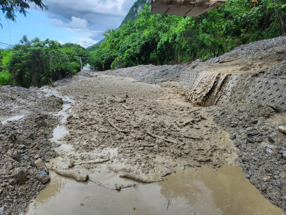 因山區下雨，蘇花公路崇德段土石無法徹底清空，通車時間延後。（圖：公路局提供）