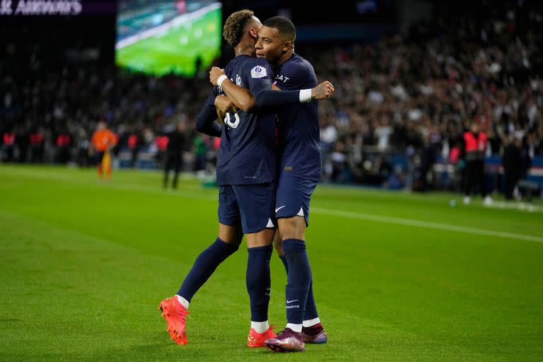 Neymar y Kylian Mbappé festejan un gol frente al Marsella.