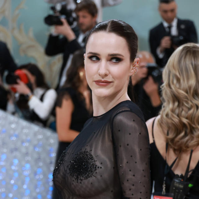 Rachel Brosnahan libera el pezón en la gala del Met