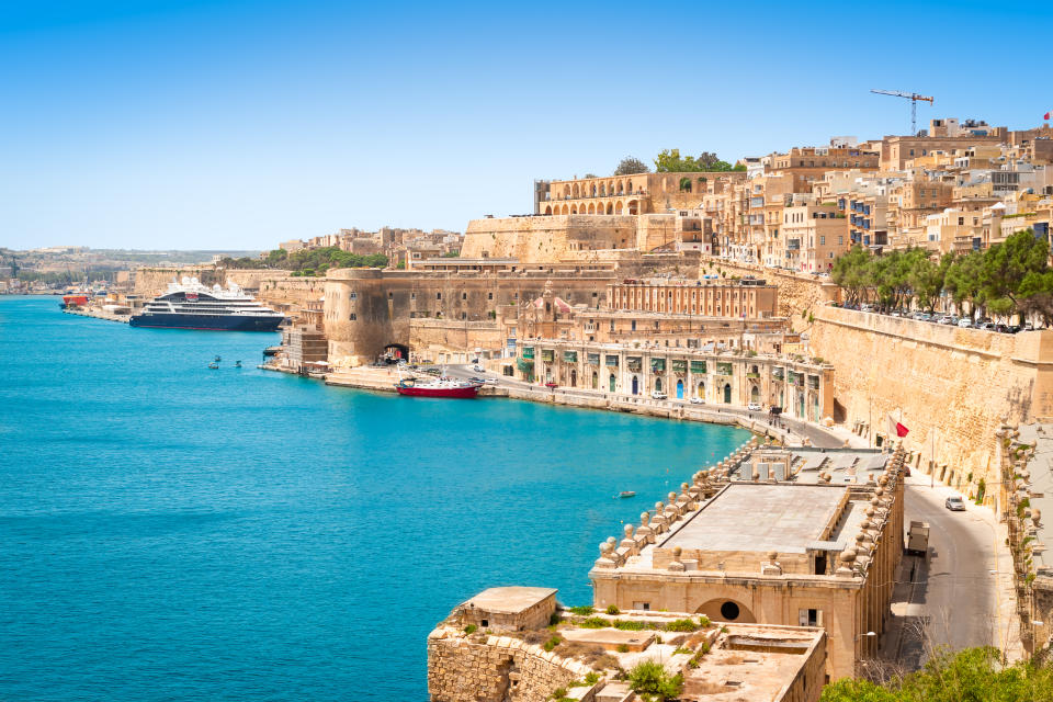 Gran Puerto y murallas defensivas medievales alrededor de la capital de La Valeta en Malta.