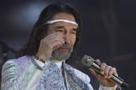 Marco Antonio Solís de la banda gupera mexicana Los Bukis durante su concierto en el Estadio Azteca en la Ciudad de México el 3 de diciembre de 2022. (Foto AP/Marco Ugarte)