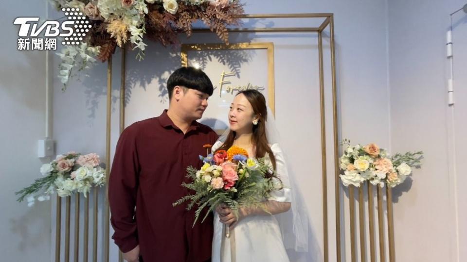 雙十一新人穿婚紗到戶所登記結婚，期待「11、22」成為家庭幸福代碼