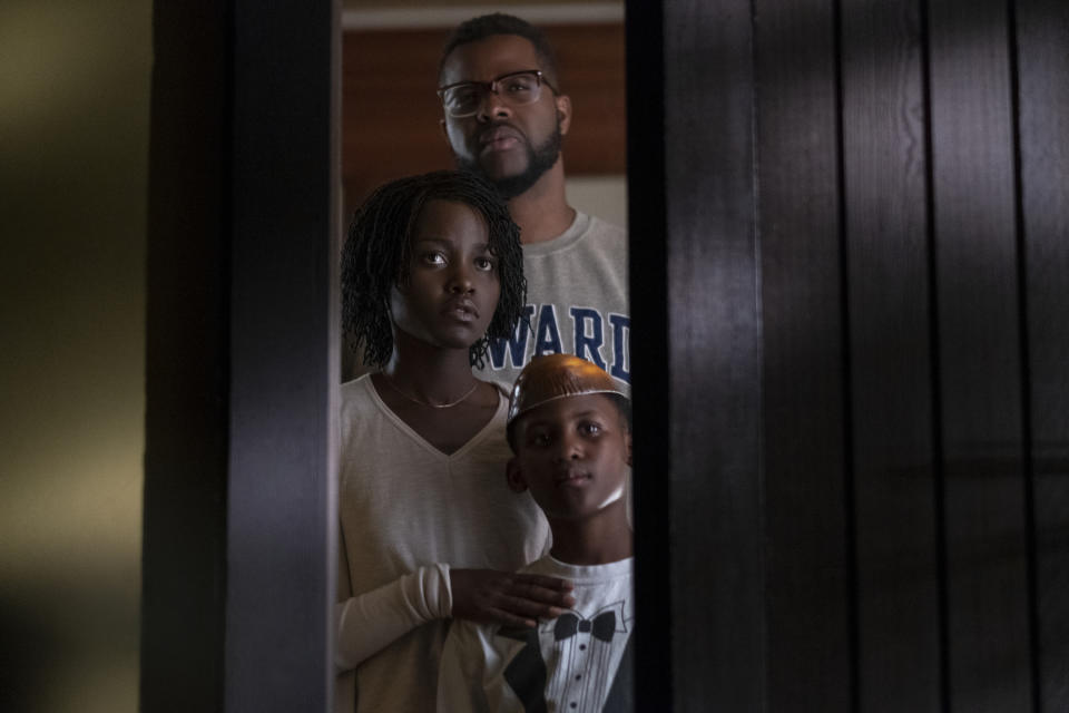 En esta imagen difundida por Universal Pictures, Winston Duke, Lupita Nyong'o y Evan Alex, a la derecha, en una escena de "Us", la nueva película de Jordan Peele. (Universal Pictures vía AP)