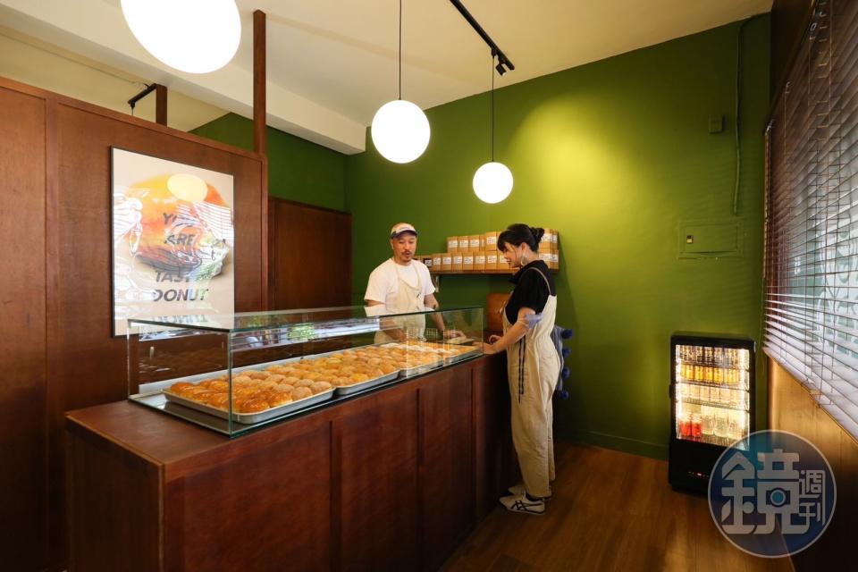 「PONUT DONUTS」木質調風格簡約、有個性，想當然是出自於設計師身份的老闆之手。