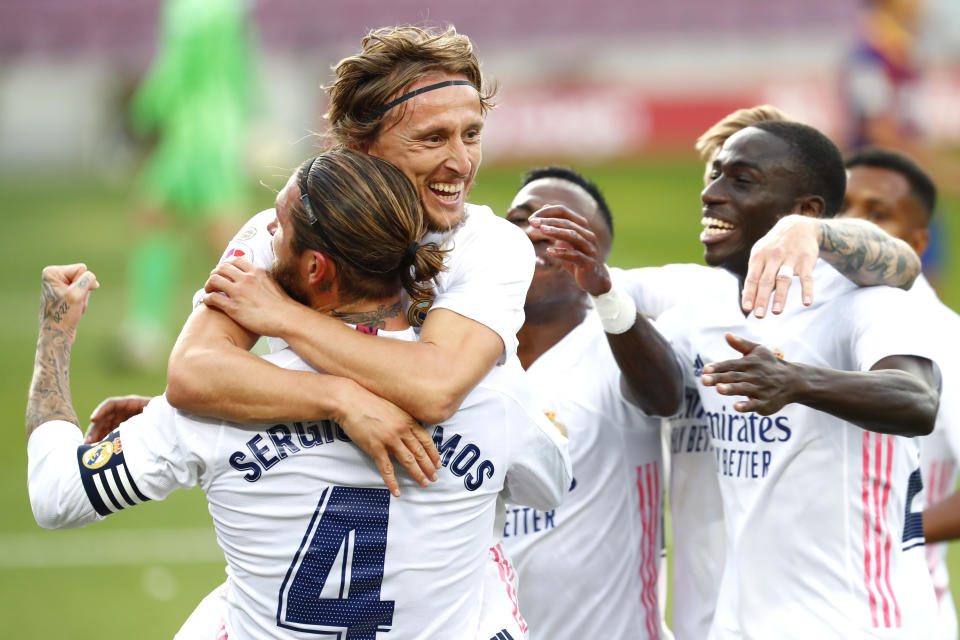 Luka Modric celebra tras anotar el tercer gol en la victoria 3-1 ante el Barcelona por La Liga de España, el sábado 24 de octubre de 2020. (AP Foto/Joan Monfort)