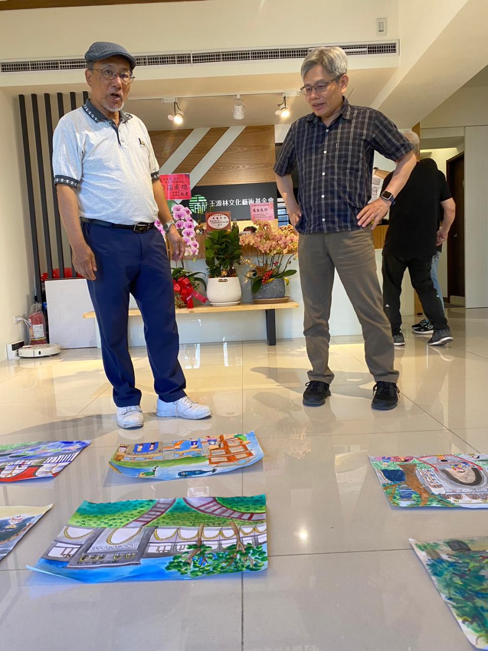 「我是小畫家」評審老師吳正雄（左）與基金會執行長蘇中原（右）。（記者蔣謙正翻攝）