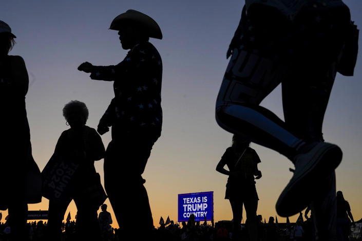 حامیان ترامپ پس از تظاهرات رئیس جمهور سابق در واکو، تگزاس، در 25 مارس 2023، می رقصند. (ناتان هاوارد / AP)