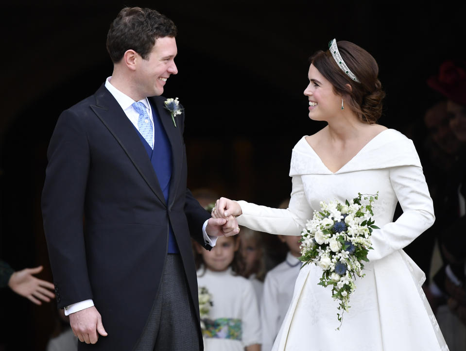 La princesa Eugenia y Jack Brooksbank salen de la Capilla de San Jorge tras la ceremonia de su boda, en el Castillo de Windsor, el viernes 12 de octubre del 2018 cerca de Londres, Inglaterra. (Toby Melville, Pool via AP)