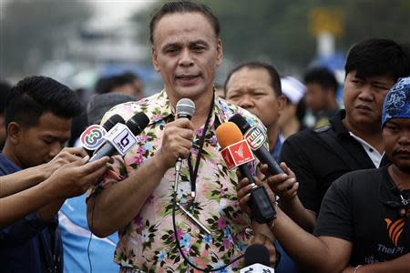 Former member of parliament and a protest leader Chada Thaiseth addresses rice farmers at a main highway where they spent a night in Ayutthaya province February 21, 2014. REUTERS/Damir Sagolj