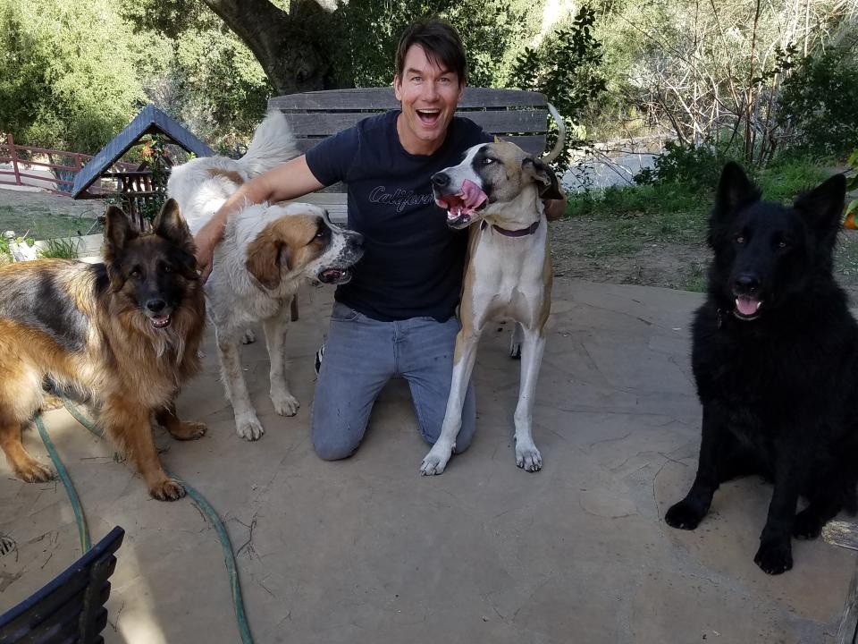 Jerry O’Connell at home with his dogs. (Photo: Jesus Aranguren for Michael Simon)