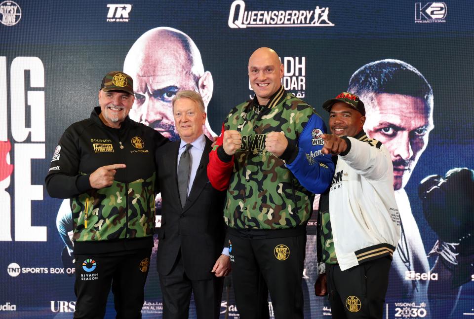 Padre de Tyson Fury, John Fury (izquierda);  El promotor de boxeo Frank Warren, Tyson Fury y el entrenador SugarHill Steward posan para una fotografía después de una conferencia de prensa antes de la pelea contra Oleksandr Usyk.