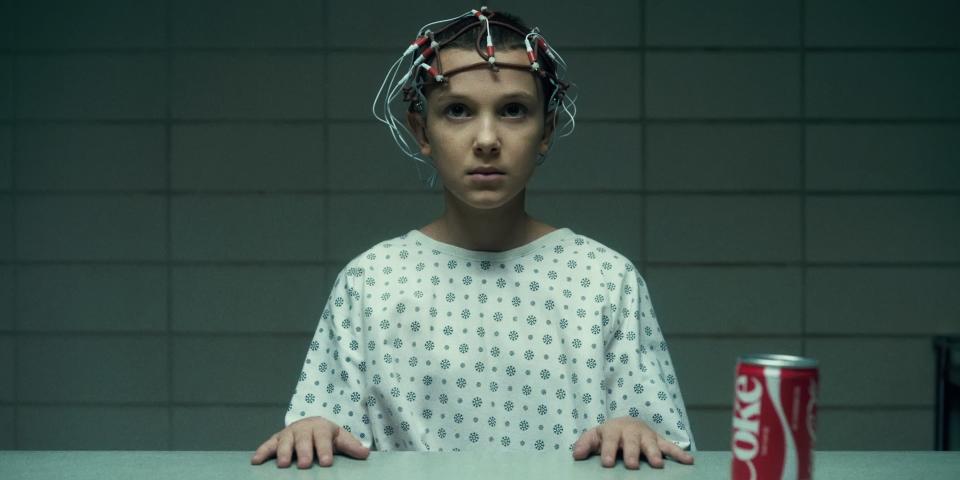 Millie Bobby Brown debutando en la historia de 'Stranger Things' con 12 años (cortesía de Netflix)
