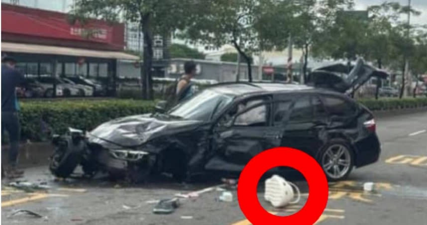 BMW轎車擦撞小貨車，轎車毀損嚴重，事故期間車上掉出1個巨型白色拖鞋，引發大批網友歪樓聚焦。（圖／翻攝臉書{仁武人}※大小事）