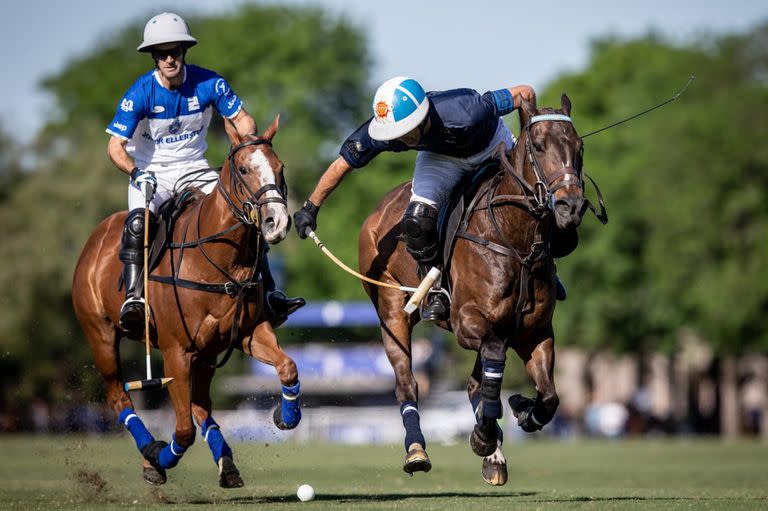 Adolfo Cambiaso, a fondo; para Nicolás Pieres (atrás), mientras el 1 esté en La Dolfina, ese equipo siempre será competitivo.