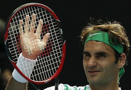 El tenista suizo Roger Federer celebtra tras ganar su partido de cuartos de final contra el checo Tomas Berdych, en el Abierto de Australia, en Melbourne Park, Australia, 26 de enero de 2016. El tenista serbio Novak Djokovic envió el martes una clara advertencia a sus rivales en el Abierto de Australia, al vencer con comodidad al japonés Kei Nishikori, séptimo preclasificado, para establecer una muy esperada semifinal ante Roger Federer. REUTERS/Issei Kato