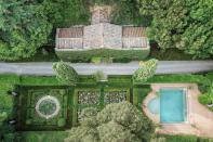 La villa fue levantada en 1750 por orden del noble Salustio Terrosi para celebrar su matrimonio con Maria Antonietta Vagnoli. Valentino la compró hace 33 años. (Foto: <a href="http://www.christiesrealestate.com/sales/detail/170-l-78074-1908050637437485/villa-la-vagnola-cetona-si" rel="nofollow noopener" target="_blank" data-ylk="slk:Christie's Real Estate;elm:context_link;itc:0;sec:content-canvas" class="link ">Christie's Real Estate</a>).