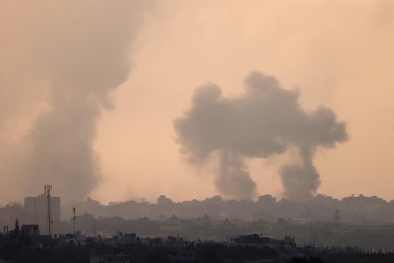 Una fotografía tomada desde la ciudad de Sderot, en el sur de Israel, muestra humo ondeando durante un ataque israelí en Gaza el 22 de octubre de 2023, en medio de las batallas en curso entre Israel y el grupo palestino Hamás.
