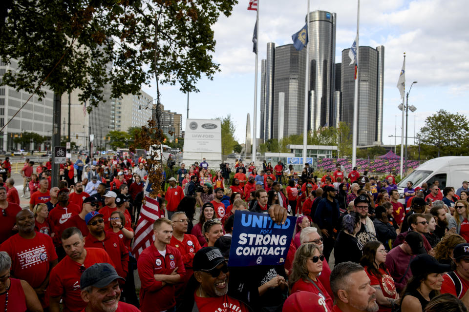 Los huelguistas del sindicato United Auto Workers celebran un mitin en el centro de Detroit, el viernes 15 de septiembre de 2023. (Brittany Greeson/The New York Times)
